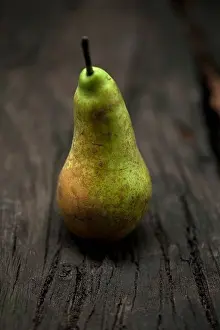 Fresh Pears Imprime: Close up of pear on table