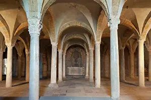 Last Resting Place Italy Imprime: Crypt with a vaulted ceiling and lots of columns