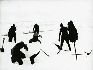 Captain Scott Expedition Imprime: Digging ice Description