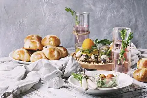 Easter Celebration Ideas Imprime: Easter table setting with colored orange eggs