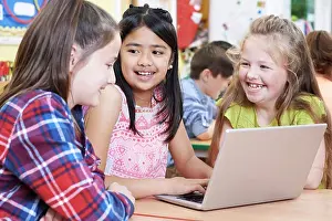 Impresiones de Grupo de niños de la escuela primaria trabajando juntos en clase de computadora Febrero Imprime: Grupo de niños de la escuela primaria trabajando juntos en clase de computadora.