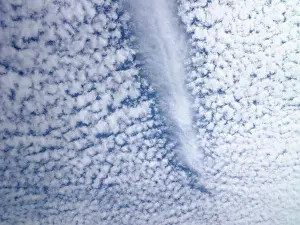Impresiones de Corriente de jet disipando camino a través de nubes suaves Abril Imprime: Corriente de jet disipando su trayectoria a través de nubes peludas.