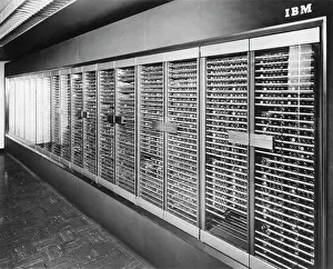 Imágenes fechadas el 28 de noviembre de 2001: Mainframe en un laboratorio de computadoras.