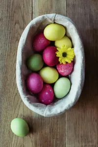 Easter Eggs And Flowers Imprime: Flowers and Easter eggs on table
