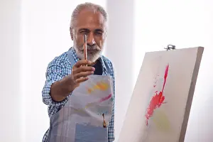Impresiones de UN HOMBRE VIEJO POSANDO DELANTE DE LA CÁMARA CON PALETA EN MANO Agosto Imprime: UN HOMBRE VIEJO POSANDO DELANTE DE LA CÁMARA CON Pincel EN MANO.