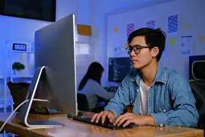 Impresiones de Los programadores y los equipos de desarrolladores están codificando y desarrollando software Diciembre Imprime: Los programadores y los equipos de desarrolladores están codificando y desarrollando software