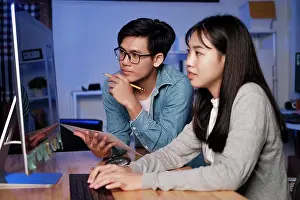 Impresiones de La tecnología de desarrollo de programas trabaja por la noche Diciembre Imprime: Tecnología de desarrollo de programación trabaja por la noche.