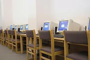 Impresiones de Una fila de computadoras en la biblioteca del colegio Diciembre Imprime: Una fila de computadoras en la biblioteca del colegio.