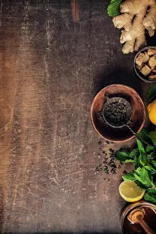 Herbal Tea Ingredients Imprime: Tea composition on rustic background: tea, mint, lemon, ginger. Flat lay top view