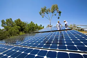 Impresiones de Trabajadores instalan un array solar en una ladera de Malibú, instalación que transforma la forma en que se genera energía Abril Imprime: Trabajadores instalan un sistema solar en una ladera de Malibu, California, EE. UU.