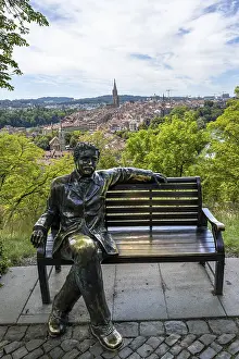 Swiss Cityscape Photography Imprime: Albert Einstein sitting on a bench