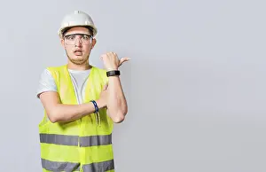 Construction Worker Pointing Imprime: Amazed Engineer pointing to side