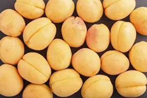 Vegetarian Meal Idea Imprime: Apricots pattern on black background