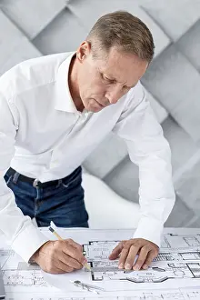 Modern Architecture Imprime: Architect working complex plan