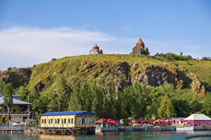 Lago Imprime: Iglesia Ortodoxa Armenia Sevanavank sobre el lago Sevan.