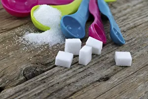 Sugar Cubes Imprime: Array of sugar presentations on a wooden table