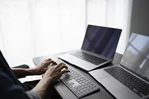 Imágenes fechadas el 27 de agosto de 2024: Hombre asiático ingeniero de software Trabajando en la computadora en escritorio de oficina para escribir código del