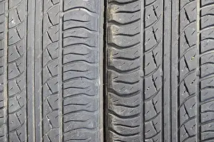 Close Up Tire Imprime: The background of the tread pattern of the car wheel