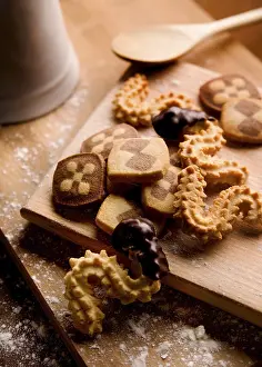 Unhealthy Sweets Imprime: Baking biscuits, board with various biscuits in kitchen
