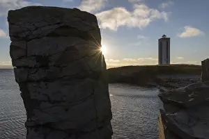 Icelandic Coastal Scenery Imprime: Basalt column and lighthouse in the backlight