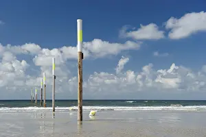 Nordfriesland Shoreline Imprime: Beach and marker posts against the sky