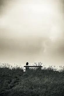 Dramatic Clouds Imprime: Bench and mountaineer and dramatic clouds in the background
