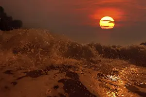 No People Beach Scene Imprime: Big wave front with bubbles and splashes at sunset