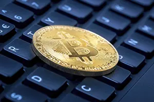 Blockchain Technology Logo Imprime: Bitcoin lying on computer keyboard