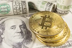 Digital Currency Symbol Imprime: Bitcoin stack and banknotes of one hundred dollar