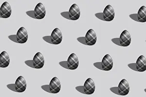 Impresiones de Huevo de Pascua con patrón de negro y plata, huevo de estilo tendencia, concepto minimalista de Pascua Coloridas Obras De Arte Abstractas Imprime: Patrón de huevo de Pascua negro y plateado hecho.