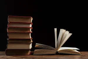 Time Management Calendar Imprime: Books stack with dark background