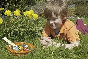 Easter Egg Hunt Imprime: Boy found Easter eggs in Easter basket