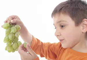 Healthy Fruit Options Imprime: Boy eats grapes