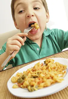 Balanced Diet For Children Imprime: Boy eats pasta dish