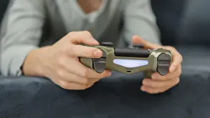 Child Playing Video Games Imprime: Boy playing with controller