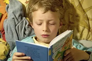 Cozy Bedtime Reading Imprime: Boy reading in bed