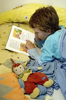 Cozy Bedtime Reading Imprime: Boy reading in bed