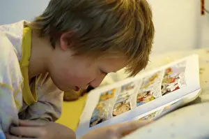 Boy Reading In Bed Imprime: Boy reading in bed