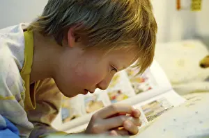 Boy Reading In Bed Imprime: Boy reading in bed