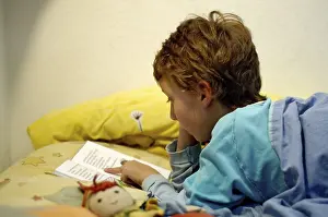 Cozy Bedtime Reading Imprime: Boy reading in bed