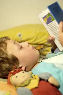 Boy Reading In Bed Imprime: Boy reading in bed