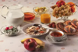 Breakfast Tableware Setup Imprime: Breakfast with cereal, fruit and bread
