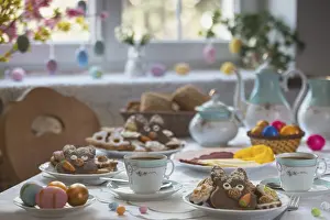 Easter Breakfast Table Imprime: Breakfast table with Easter eggs