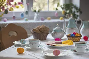 Easter Breakfast Table Imprime: Breakfast table with Easter eggs