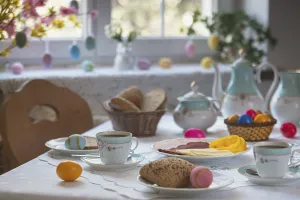 Easter Breakfast Table Imprime: Breakfast table with Easter eggs