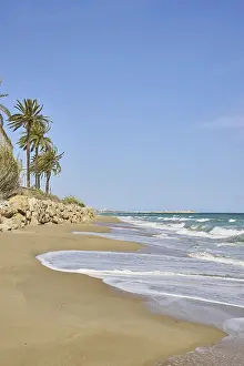Spanish Coast Imprime: Breaking waves on a sandy beach