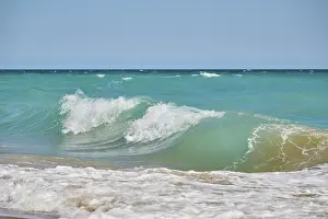 Empty Sandy Ocean Beach Imprime: Breaking waves on a sandy beach