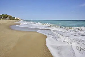 Catalan Coastline Imprime: Breaking waves on a sandy beach