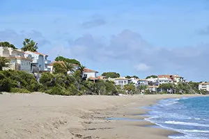 Spanish Coastline Imprime: Breaking waves on a sandy beach