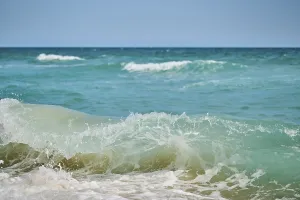 Spanish Coast Imprime: Breaking waves on a sandy beach